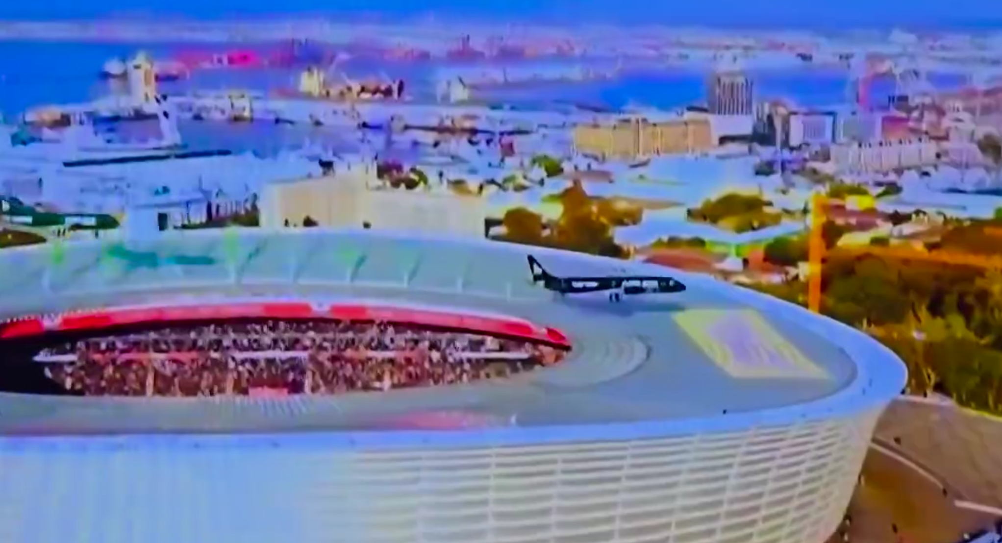 Afrikada iki təyyarə stadionun üzərindən təhlükəli məsafədə uçub