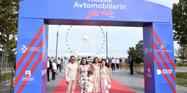 Leyla Əliyeva və Arzu Əliyeva klassik avtomobillərin yürüş və sərgisini izləyiblər