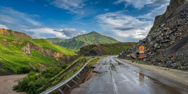 Dağıstanda sürüşmə baş verib, yol bağlanıb