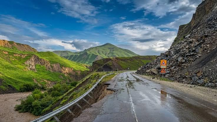 Dağıstanda sürüşmə baş verib, yol bağlanıb