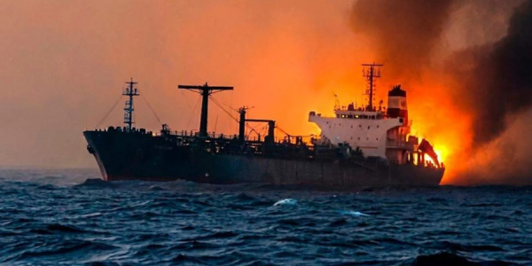 Tanker Hörmüz boğazında minaya düşüb