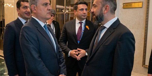 Bayramovla Mirzoyan arasında qısa söhbət olub
