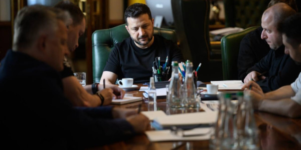 Zelenski Trampın nümayəndələri ilə telefon danışığı aparıb