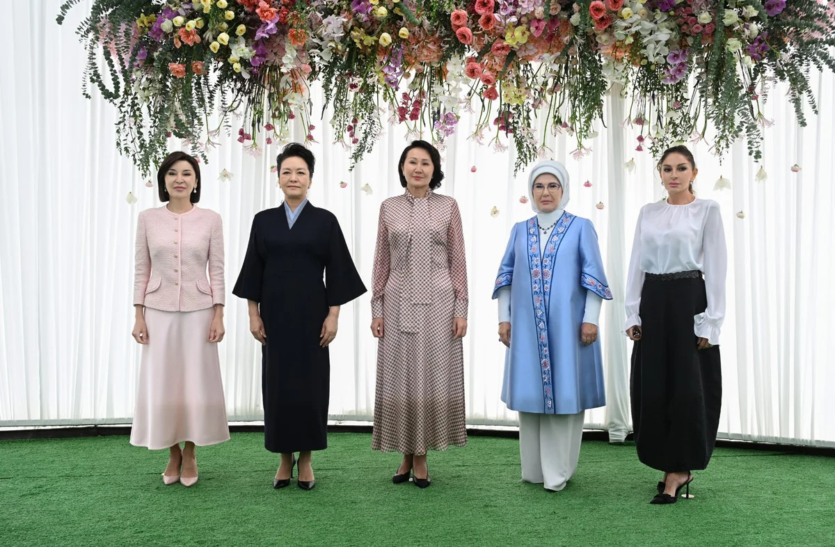 Birinci xanım Mehriban Əliyeva Bişkekdə dekorativ-tətbiqi sənət ustalarının əl işlərindən ibarət sərgi ilə tanış olub