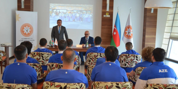 Avropa birinciliyində 15 medal qazanmış ağırlıqqaldıranlarla görüş keçirilib