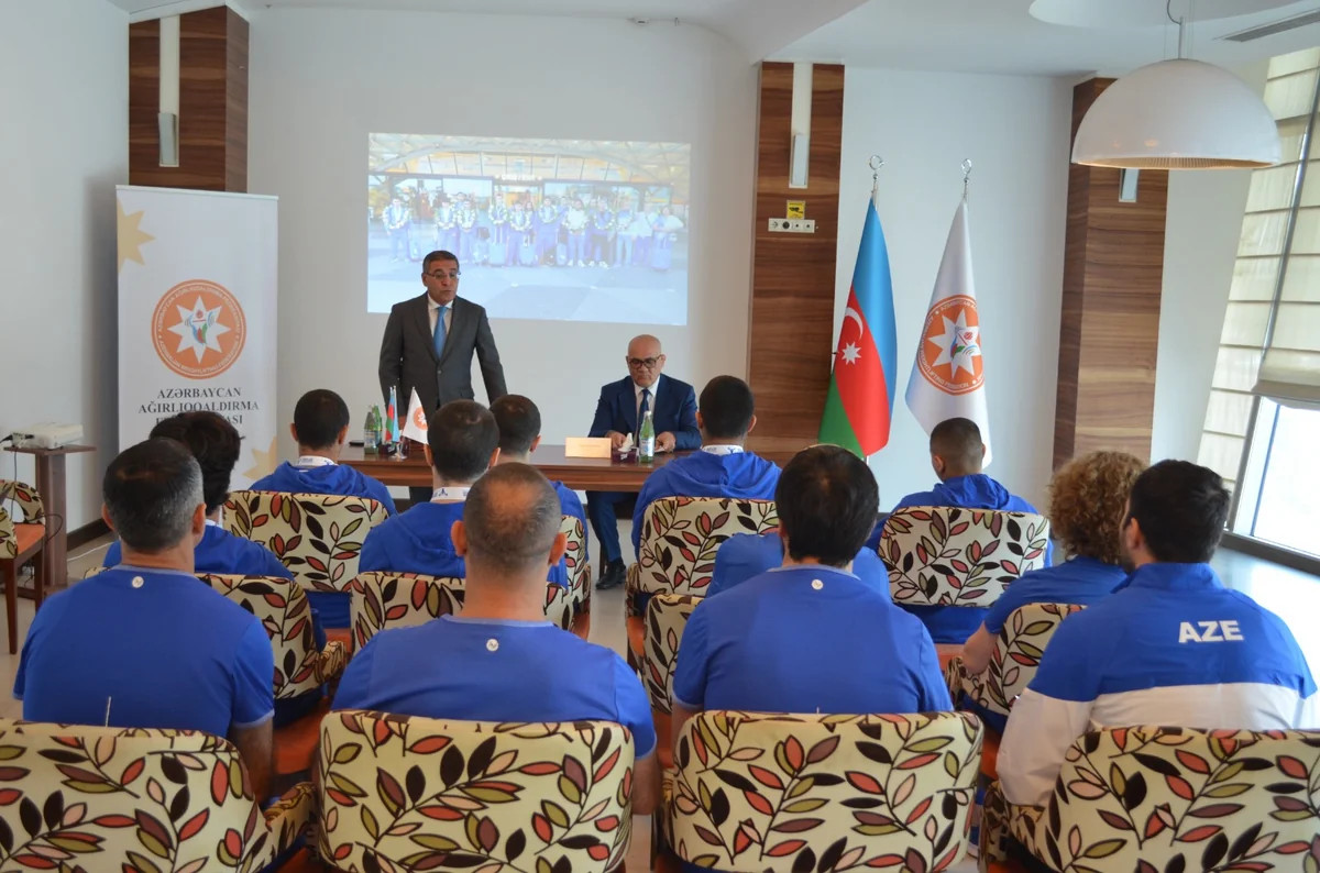 Avropa birinciliyində 15 medal qazanmış ağırlıqqaldıranlarla görüş keçirilib