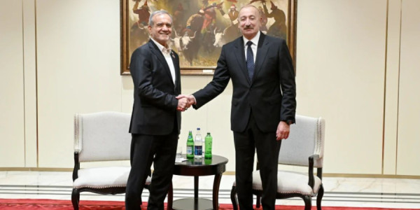 Bir şüşə “İstisu”nun diplomatik kodları: Əliyev–Pezeşkian görüşündə görünən və görünməyən mesajlar