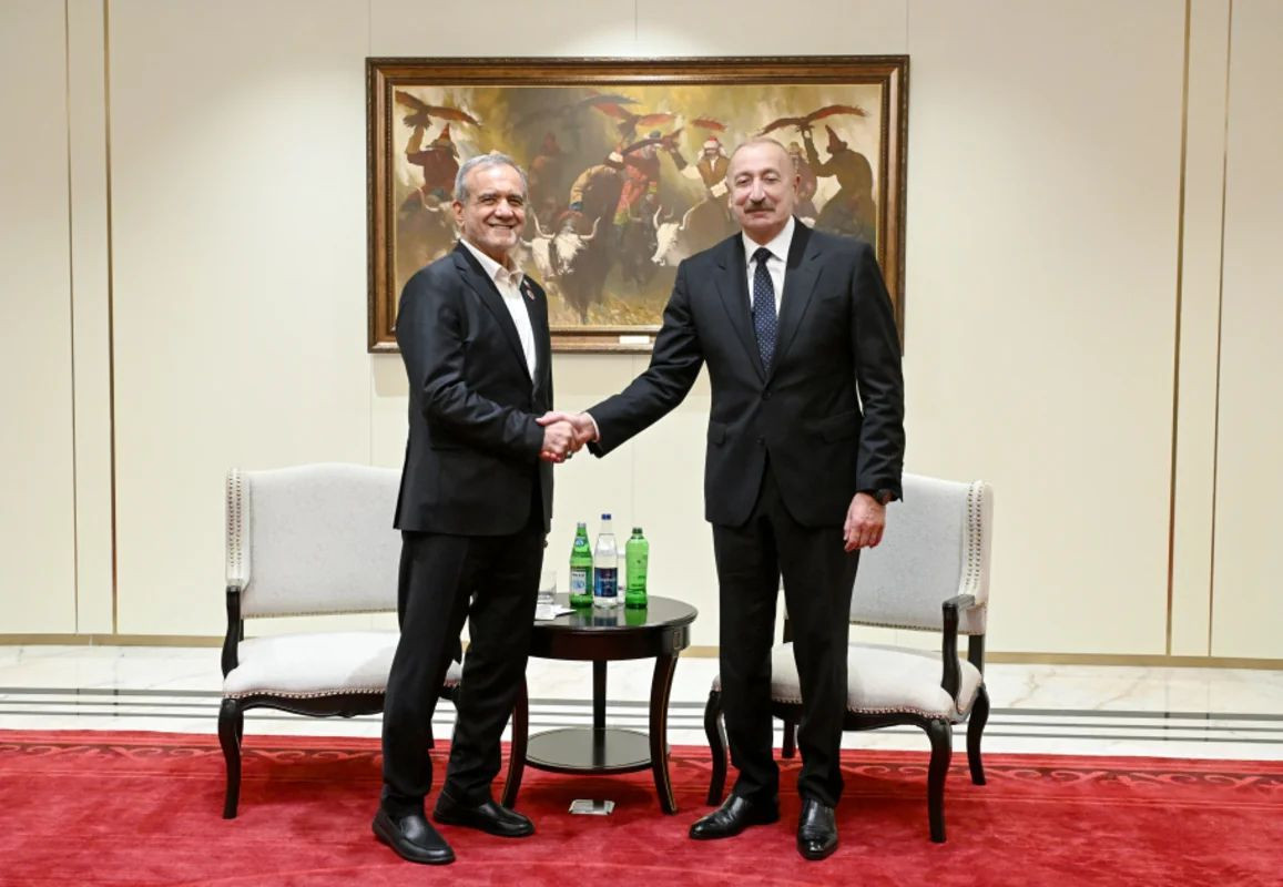Bir şüşə “İstisu”nun diplomatik kodları: Əliyev–Pezeşkian görüşündə görünən və görünməyən mesajlar