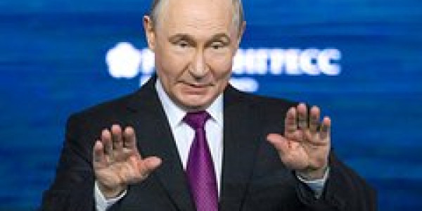 Putin Şərq İqtisadi Forumunda çıxış edib