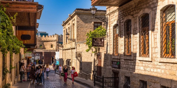 Tranzit sərnişinlər Azərbaycanda milyonlarla manat xərcləyib