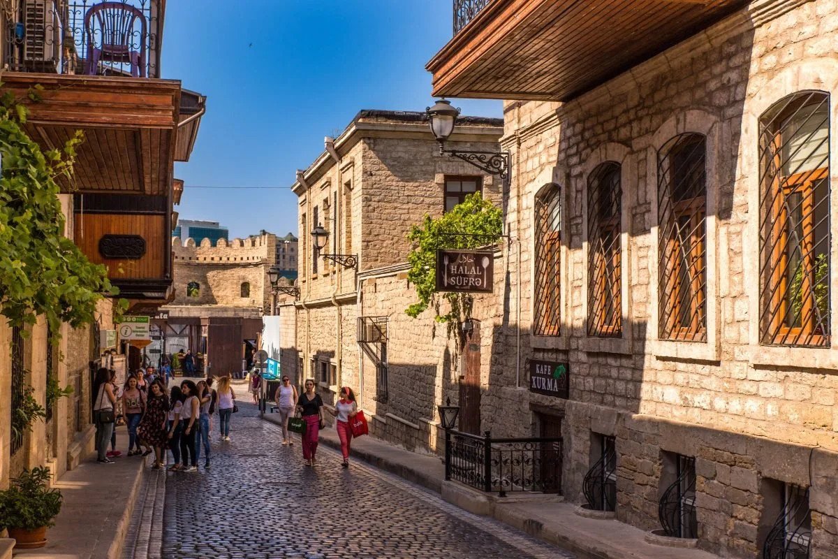 Tranzit sərnişinlər Azərbaycanda milyonlarla manat xərcləyib