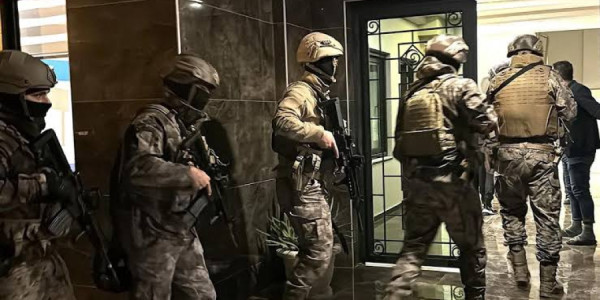 İstanbulda terror əməliyyatı: DEAŞ şübhəlisi polisə atəş açdı