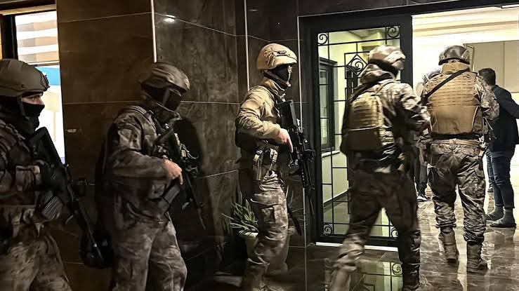 İstanbulda terror əməliyyatı: DEAŞ şübhəlisi polisə atəş açdı
