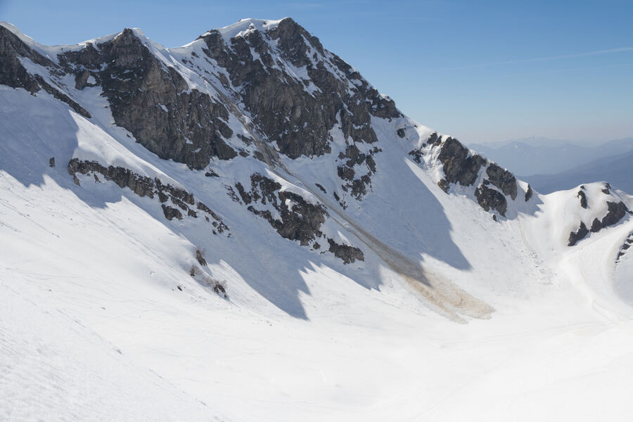 Alpinist qrupuna qar uçqunu düşdü: