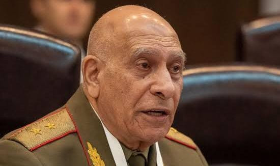 General pasportunu təhvil verdi