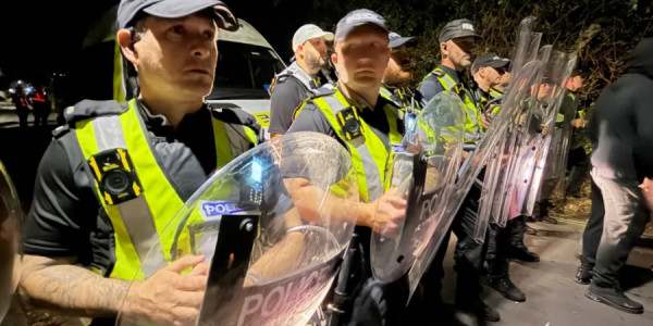 Portsmutda maskalı etirazçılar polis qarşısına çıxdı