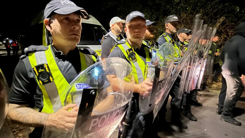 Portsmutda maskalı etirazçılar polis qarşısına çıxdı