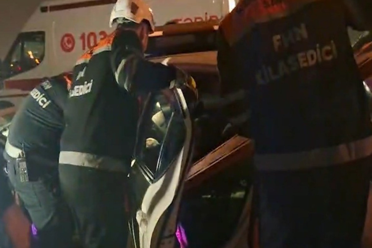 Bakıda avtomobil betona çırpılıb, xəsarət alan var
