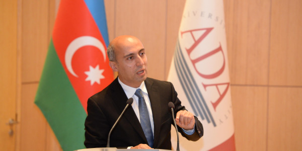 Emin Əmrullayev: Azərbaycanda üç adamdan ikisi oxuduğunu anlamır