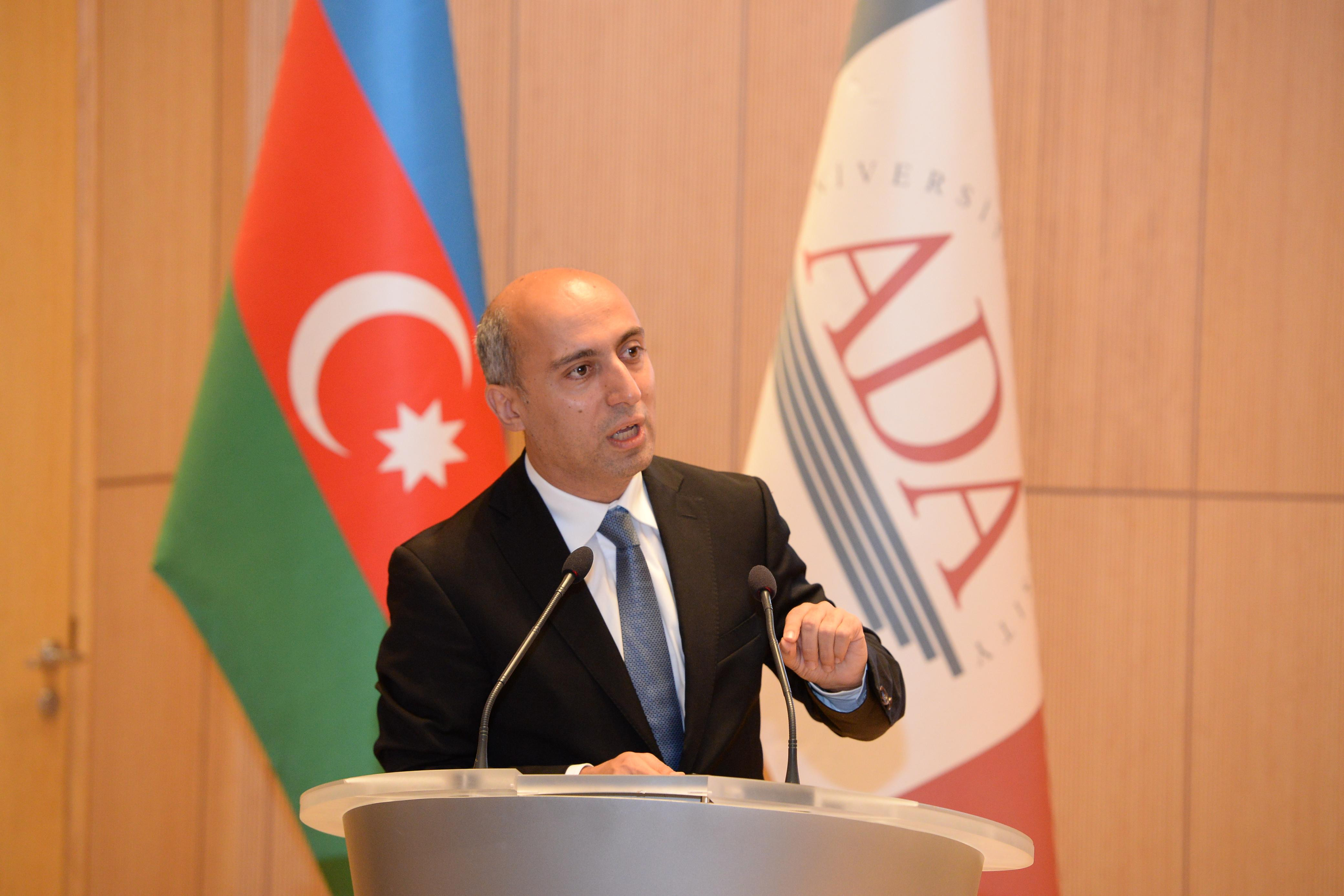 Emin Əmrullayev: Azərbaycanda üç adamdan ikisi oxuduğunu anlamır