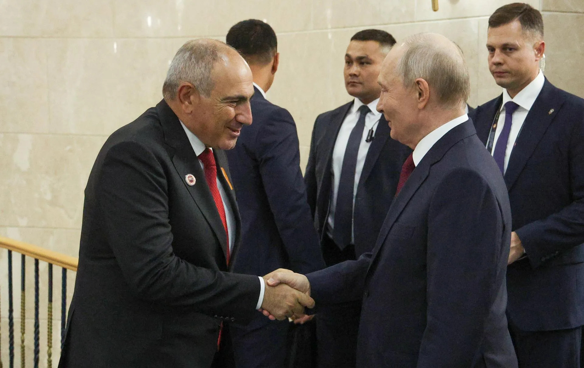 Paşinyan Rusiyadan çıxıb Fransaya qaçdı -