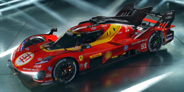 “Ferrari” alovlandı, rəqib pilot saniyələr içində köməyə yetişdi