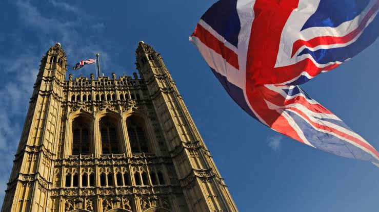 Britaniyada seçki sorğuları ilə bağlı qalmaqal böyüyür