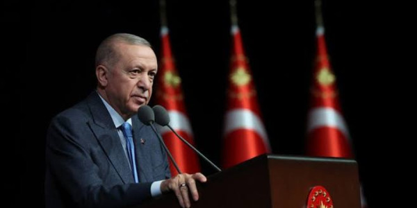 Ərdoğan 4 bələdiyyə sədrinə partiya nişanı taxdı