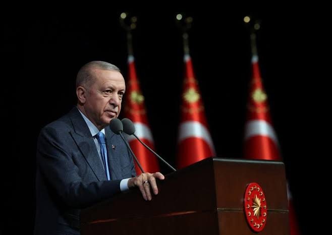 Ərdoğan 4 bələdiyyə sədrinə partiya nişanı taxdı