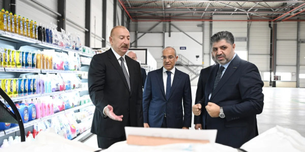 İlham Əliyev Qaradağda kağız və gigiyenik məhsulların istehsalı müəssisəsinin açılışında iştirak edib