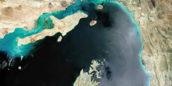 Tramp Hörmüz boğazından neft axınının davam etdiyini bildirib