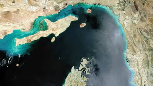 Tramp Hörmüz boğazından neft axınının davam etdiyini bildirib