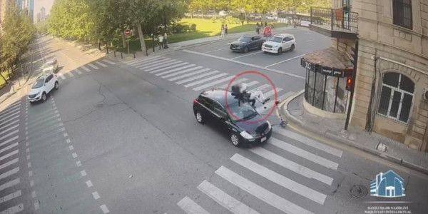 Bakıda qırmızı işıqda keçən skuter avtomobillə toqquşub