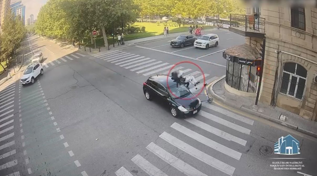 Bakıda qırmızı işıqda keçən skuter avtomobillə toqquşub