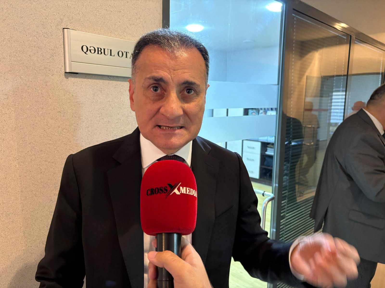 Mirşahin kitabından danışdı: