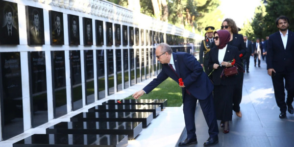 Birol Akgün Şəhidlər xiyabanı və Türk şəhidliyini ziyarət edib