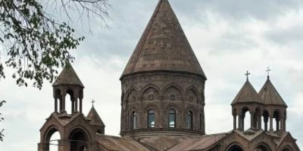 Ermənistan kilsəsi ətrafında gərginlik daha da artır