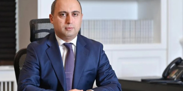 Emin Əmrullayev bu il məktəbə gedən şagirdləri təbrik etdi