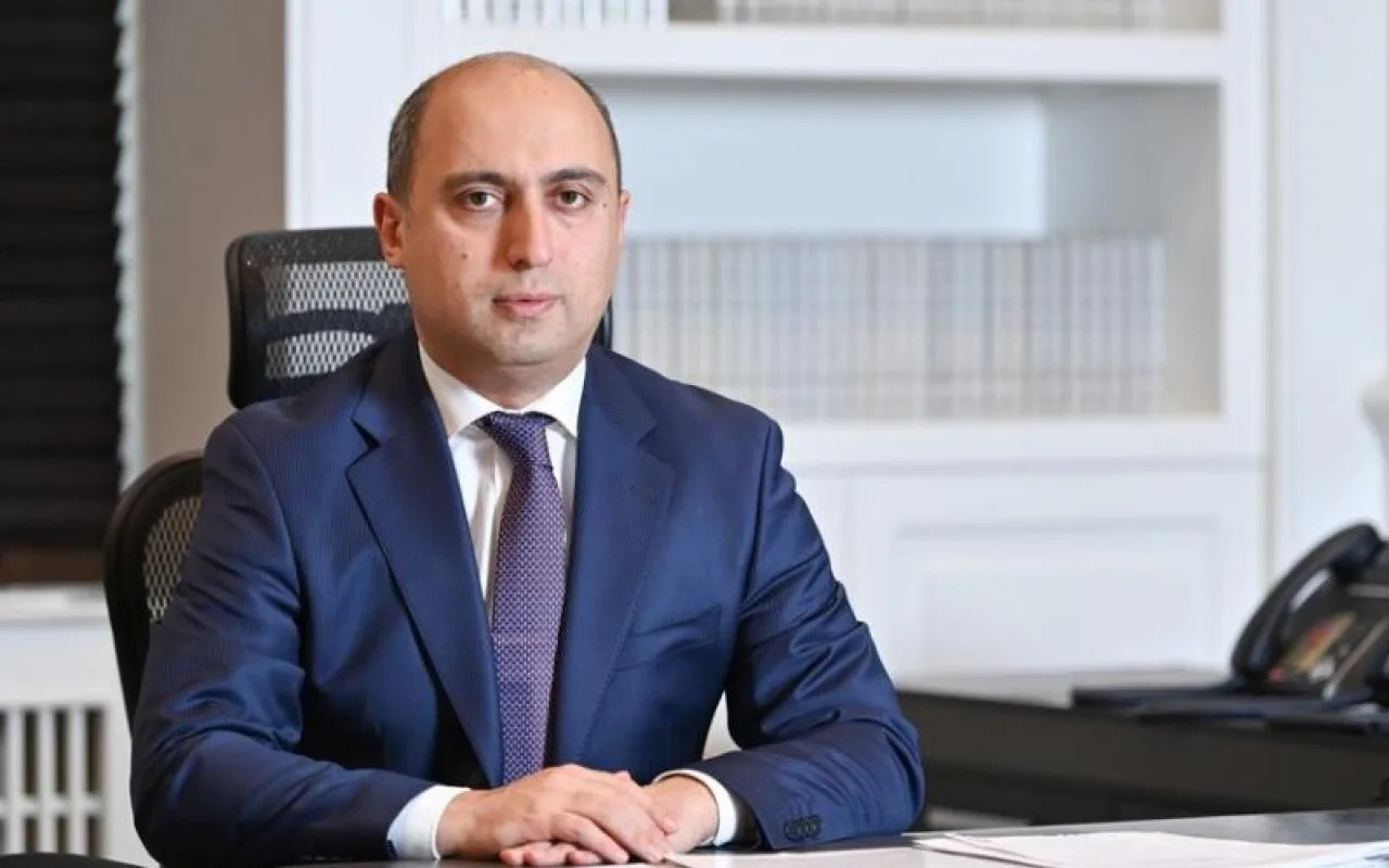 Emin Əmrullayev bu il məktəbə gedən şagirdləri təbrik etdi