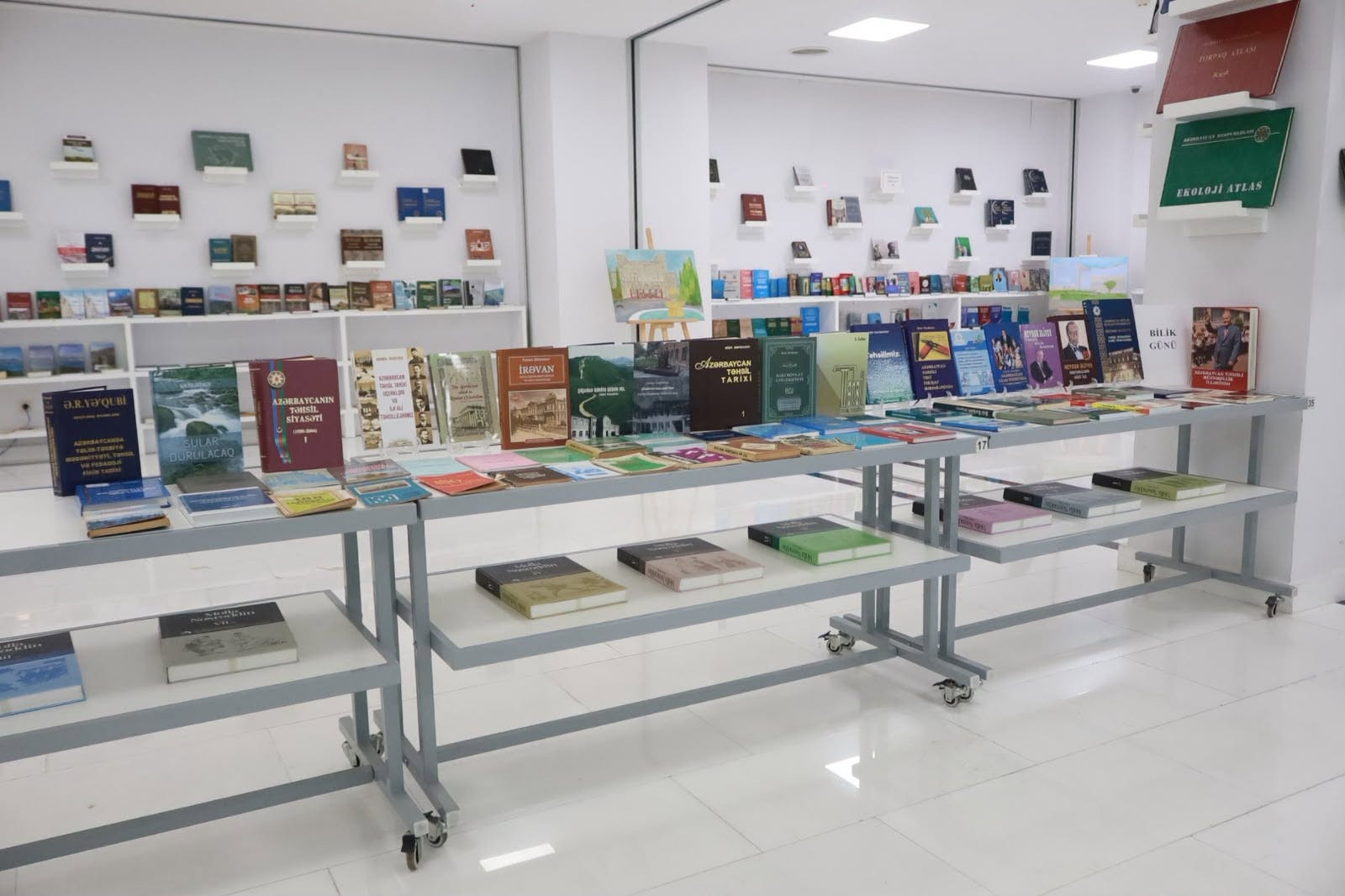 Mərkəzi Elmi Kitabxanada 15 Sentyabr – Bilik Günü münasibətilə sərgi açılıb