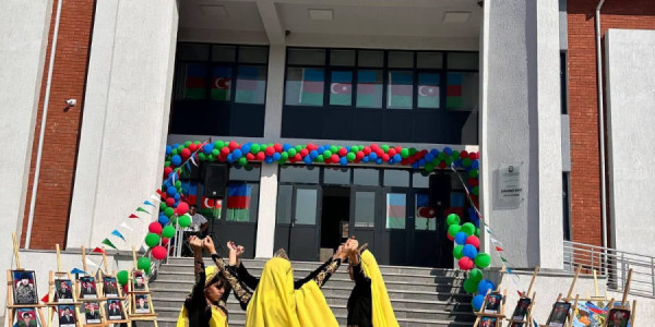 İşğaldan azad olunmuş Cəbrayıl rayonunun Şükürbəyli kəndində yeni fəaliyyətə başlayan Şükürbəyli kənd tam orta ümumtəhsil məktəbində ilk dərs günü