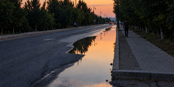 Cəlilabadda içməli su xəttində qəza olub, yolu su basıb