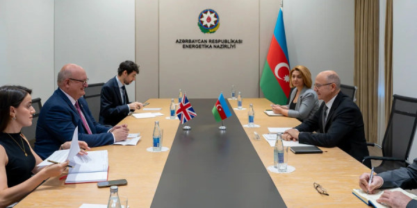 Britaniya şirkətlərinin Azərbaycanın yaşıl enerji dəhlizlərində iştirakı müzakirə edilib