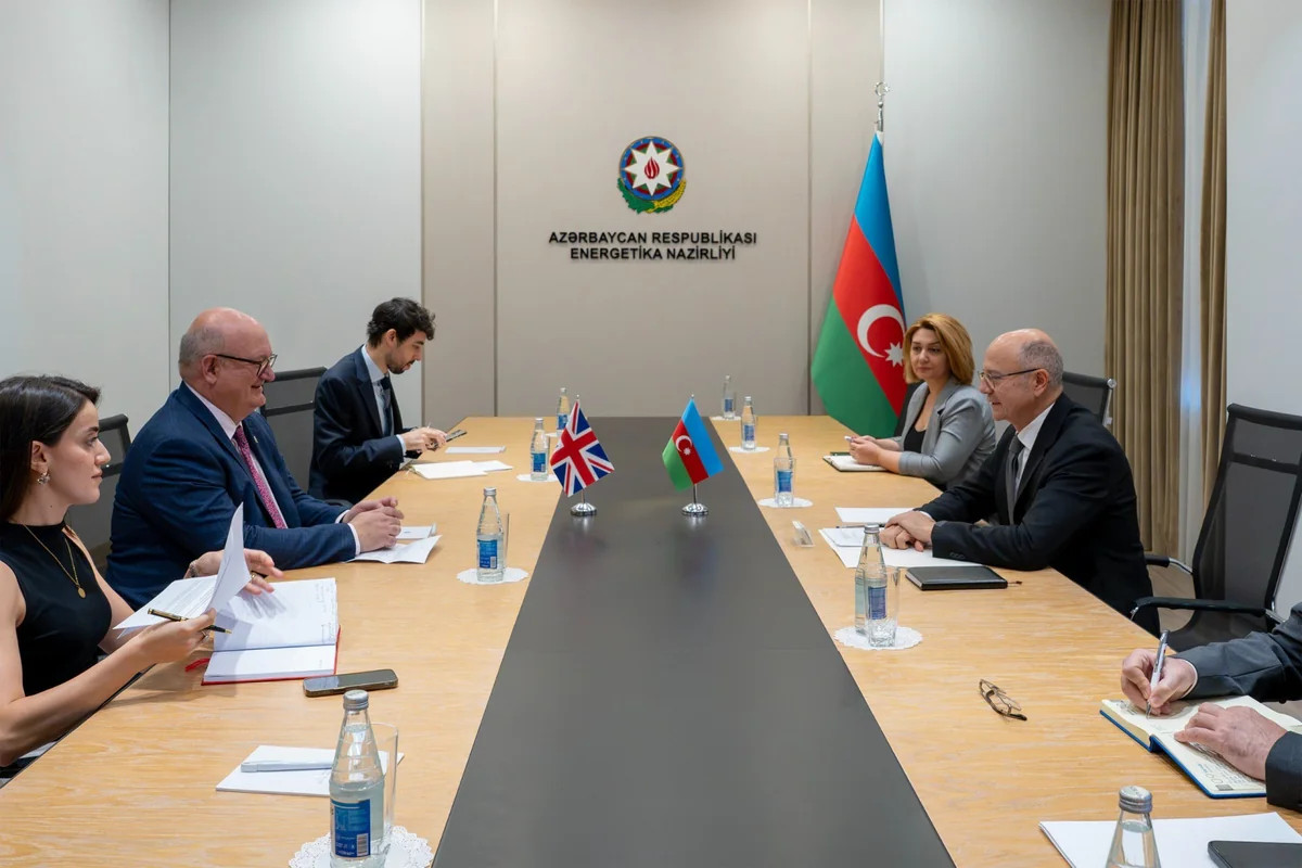 Britaniya şirkətlərinin Azərbaycanın yaşıl enerji dəhlizlərində iştirakı müzakirə edilib