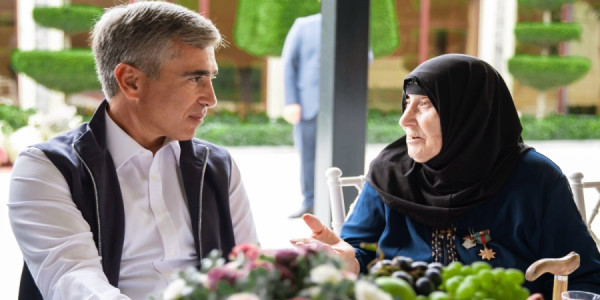 Anar Ələkbərov şəhid anaları ilə görüşüb