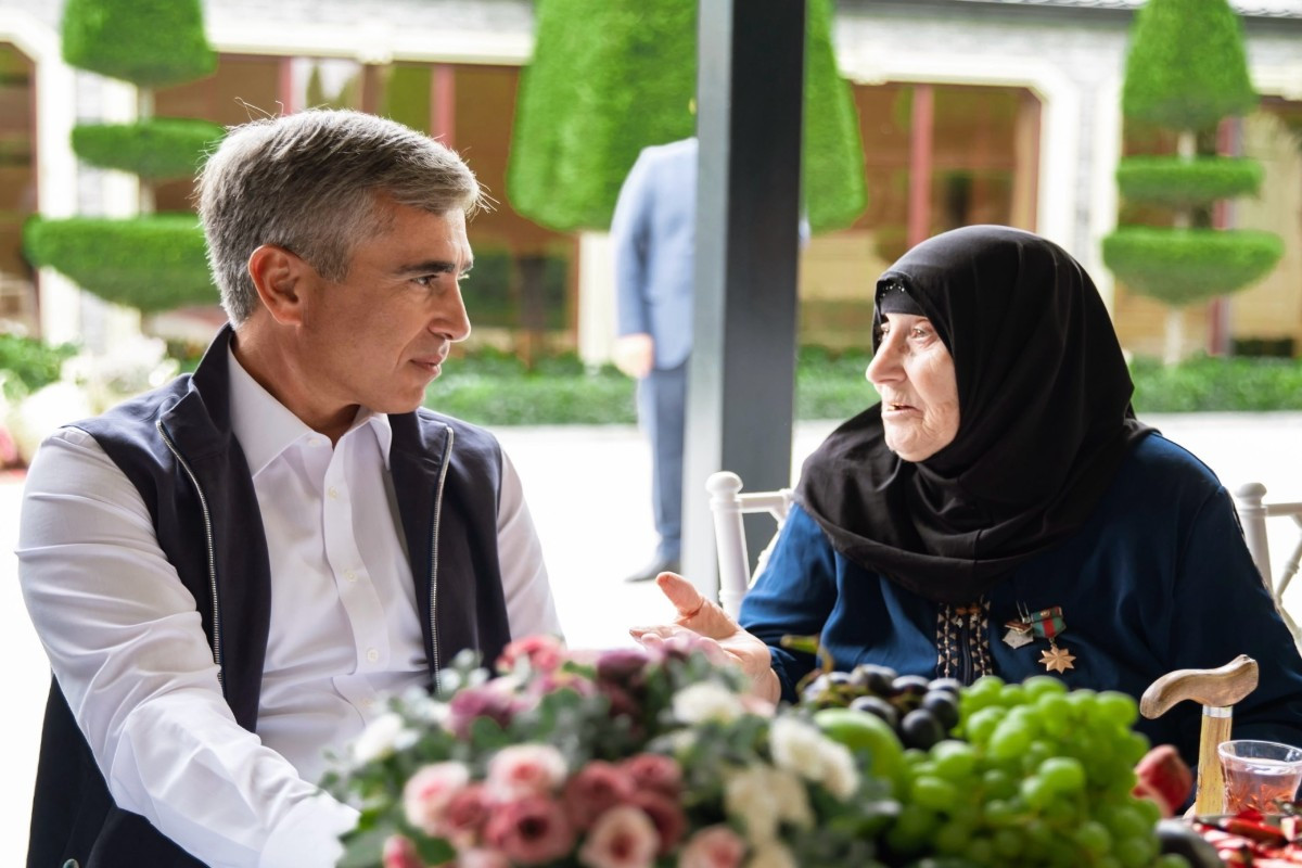 Anar Ələkbərov şəhid anaları ilə görüşüb