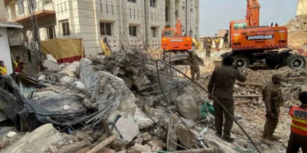 Pakistanda bomba yüklü maşın məscidə çırpılıb -