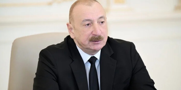 Prezident məşhur şairin xanımını təltif etdi