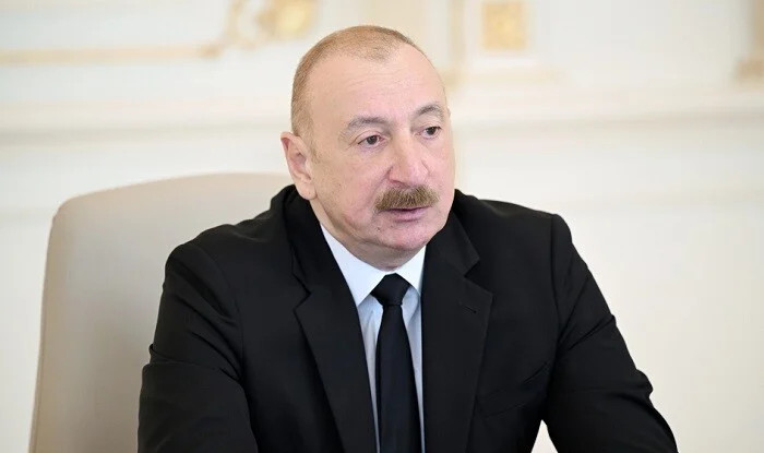 Prezident məşhur şairin xanımını təltif etdi