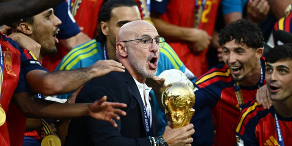 İspaniya Kral Futbol Federasiyası Luis de la Fuente ilə müqavilənin müddətini uzadıb